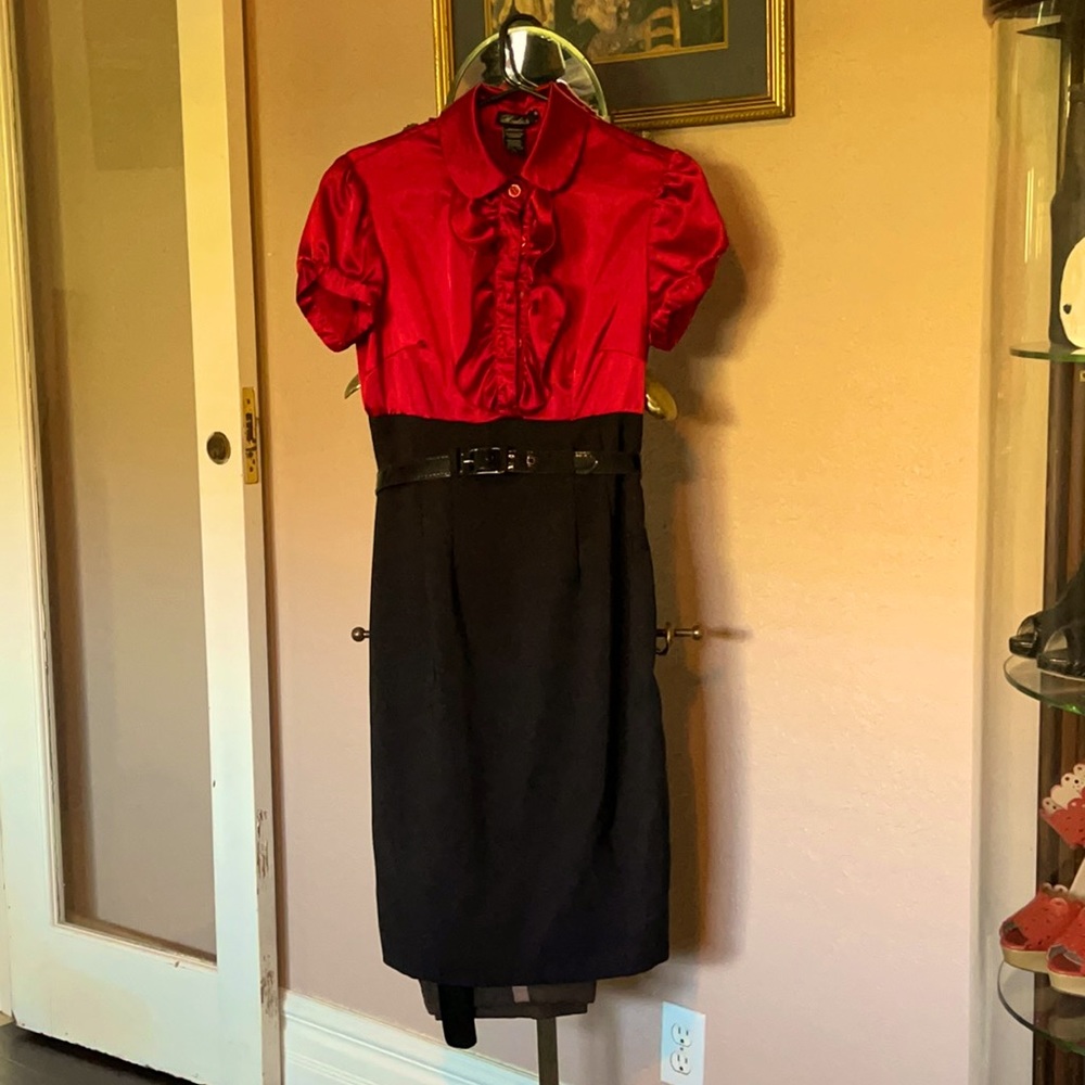 Fitted dress with belt.